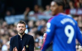 Thay vì tái thiết, Carrick đang "phá nát" MU