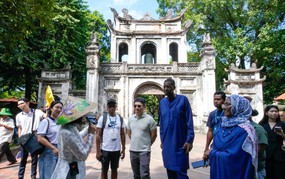 Đại biểu quốc tế khám phá di sản văn hóa Hà Nội