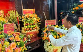 Trưởng Ban Tuyên giáo Trung ương dâng hương tại Nhà lưu niệm cụ Huỳnh Thúc Kháng