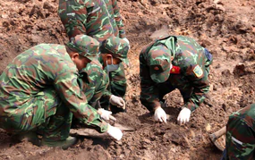 Cầu siêu tưởng niệm các Anh hùng liệt sĩ tại Công viên Lê Thị Riêng