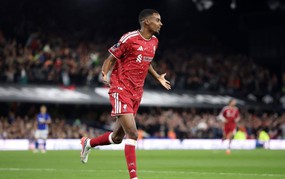 Isak trở lại, Liverpool mỉm cười