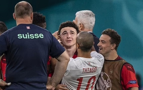 Thiago Alcantara có hành động khiến thế giới nể phục