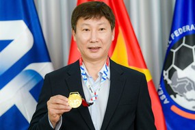 HLV Kim Sang Sik nhận tấm HCV SEA Games ‘đặc biệt’