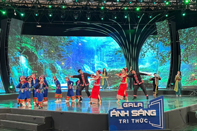 Gala “Ánh sáng tri thức 2025” với chủ đề “Tự hào hai tiếng Việt Nam”