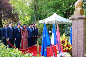 Thủ tướng dâng hoa tưởng niệm Chủ tịch Hồ Chí Minh tại thành phố Montreuil, Pháp