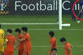 Tiết lộ: Cầu thủ U23 Nhật Bản xem 'tài liệu' của thủ môn U23 Trung Quốc ngay trước quả 11m quan trọng