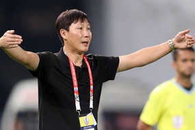 Báo Hàn Quốc ca ngợi hành động đặc biệt của HLV Kim Sang Sik, phơi bày sự thật về HLV đội nhà ở giải Châu Á 