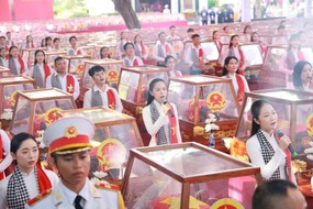 Các anh trở về giữa lòng nhân dân, ấm vô cùng vòng tay Mẹ Việt Nam