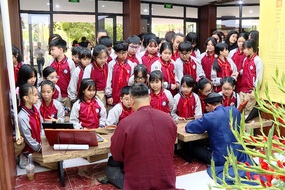 Chạm vào di sản trong không gian 'Thưởng lãm Châu phê – Lưu dấu Mộc bản' tại Hà Nội