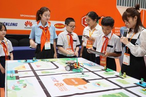 Con người giữ vai trò trung tâm trong giáo dục thông minh