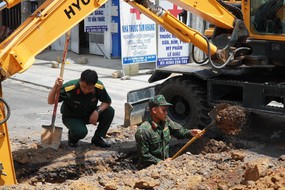 Bắt đầu đào rãnh ngang thăm dò, tìm kiếm hài cốt liệt sĩ tại đường Trường Chinh, Quảng Ngãi