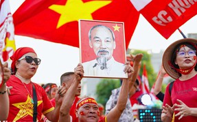 CĐV hâm nóng sân Thiên Trường cổ vũ đội tuyển Việt Nam