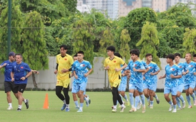 HLV Nhật Bản kiểm tra thể lực U19 Việt Nam trong buổi tập đầu tiên
