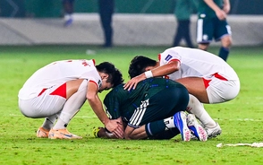 Lay động khoảnh khắc dàn cầu thủ U23 Việt Nam an ủi đội trưởng U23 Saudi Arabia 