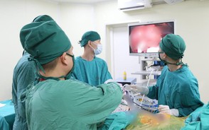 Phẫu thuật nội soi thành công khối u tuyến ức cho nam bệnh nhân 67 tuổi