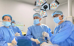 Mối duyên đặc biệt và quyết định phẫu thuật khớp gối tại Việt Nam của nguyên Đại sứ Palestine