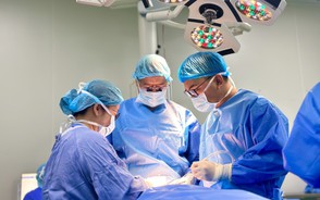 Bé trai 26 tháng tuổi bị chó nhà cắn nát vùng mặt, tổn thương sát động mạch cảnh