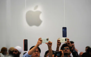 Apple ra mắt iPhone gập đầu tiên, giá khởi điểm từ 1.999 USD