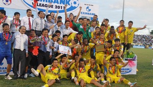 Sân Vinh vỡ òa trong niềm vui chiến thắng