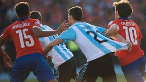 SỐC: Pastore... tự kéo áo mình để kiếm penalty cho Argentina nhưng không thành