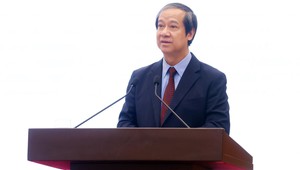 Chuyển mạnh từ nền giáo dục trang bị kiến thức sang phát triển năng lực người học