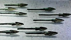 Văn hóa Đông Sơn - Chiến tranh và Hòa bình (kỳ 42 & hết): Câu chuyện về mũi tên đồng ba cạnh và tấm khiên giao long