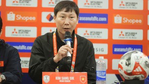 HLV Kim Sang Sik: 'Vợ tôi đã tắt tivi khi U22 Việt Nam bị dẫn 2-0'