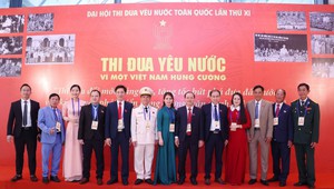 Đại biểu dự Đại hội Thi đua yêu nước toàn quốc lần thứ XI tham quan Trưng bày ảnh của TTXVN