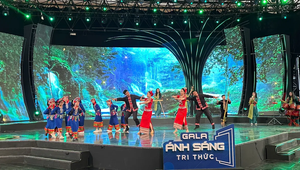 Gala “Ánh sáng tri thức 2025” với chủ đề “Tự hào hai tiếng Việt Nam”