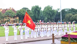Lễ chào cờ đặc biệt tại Quảng trường Ba Đình kỷ niệm 135 năm Ngày sinh Chủ tịch Hồ Chí Minh