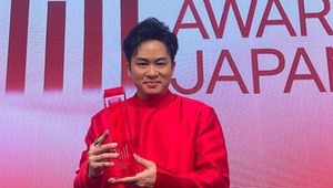 Tùng Dương tự hào hát "Một vòng Việt Nam" khi nhận giải thưởng International Special Awards