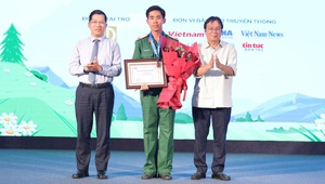 Lễ trao Giải thưởng thiếu nhi Dế Mèn lần 6 - 2025: Tác giả trẻ Lý Thăng Long - "Lựa chọn tận hiến ngòi bút cho thiếu nhi"