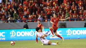 Huỳnh Như vượt qua thủ môn Thái Lan, ghi bàn duy nhất giúp ĐT nữ Việt Nam giành tấm huy chương lịch sử ở Đông Nam Á