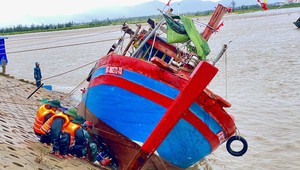 Hình ảnh Hà Tĩnh khẩn trương cứu tàu thuyền bị hư hỏng do bão số 5