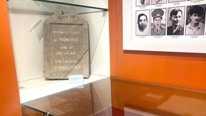 Thiêng liêng tấm bia khắc tên liệt sĩ trong Phòng truyền thống TTXVN