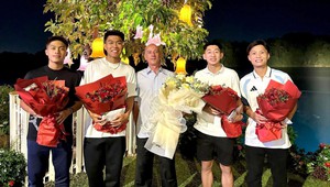 Xúc động khoảnh khắc dàn sao U23 Việt Nam tri ân thầy cũ ngay sau hành trình ấn tượng ở giải Châu Á