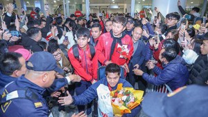 Báo Trung Quốc ấn tượng với màn chào đón các cầu thủ U23 Việt Nam về nước 