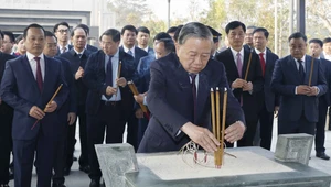 Tổng Bí thư dâng hương tại Đền thờ Liệt sĩ Chiến trường Điện Biên Phủ