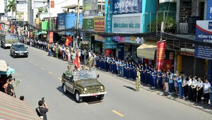 Xúc động hình ảnh đông đảo người dân Thành phố Hồ Chí Minh tiễn đưa các liệt sĩ về nơi an nghỉ cuối cùng