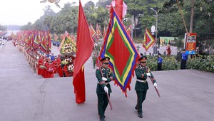  “Dù ai đi ngược về xuôi/ Nhớ ngày Giỗ Tổ mùng Mười tháng Ba