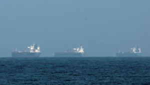 Iran cho phép tàu hàng thiết yếu qua eo biển Hormuz