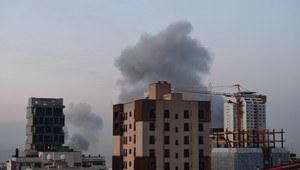 Mỹ và Israel tấn công trung tâm hóa dầu của Iran