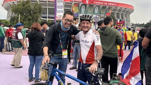 Trên những nẻo đường World Cup 2026: Tình yêu World Cup trên hai bánh xe