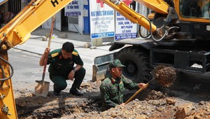 Bắt đầu đào rãnh ngang thăm dò, tìm kiếm hài cốt liệt sĩ tại đường Trường Chinh, Quảng Ngãi