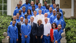 World Cup 2026: Video hé lộ sự thật phía sau bức ảnh Mbappe đứng trước Tổng thống Pháp