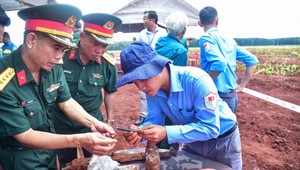 Phát hiện mộ tập thể cùng nhiều di vật, lấy mẫu hài cốt liệt sĩ để giám định