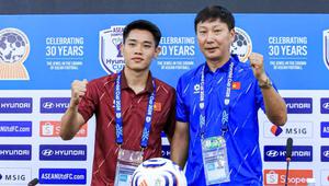VIDEO ASEAN Cup 2026: HLV Kim Sang Sik tự tin tuyển Việt Nam sẽ đánh bại Singapore