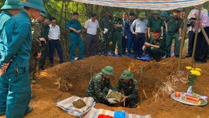 Khai quật, cất bốc các phần mộ liệt sĩ tại khu vực đồi Đá Vôi