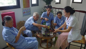 Chăm sóc người cao tuổi ban ngày ở Tây Hồ - Kỳ 1: Một ngày ở số 14 Quảng An