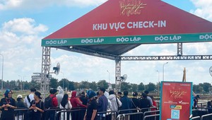 Khán giả xếp hàng đổi vé xem chương trình “Tổ quốc trong tim” 